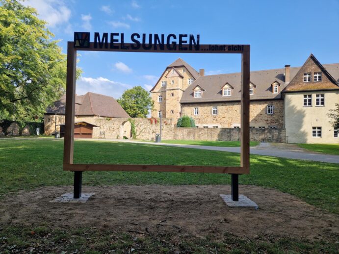 Die Photopoints sind da! Einheimische und Gäste können ab sofort die schönsten Kulissen Melsungens u. a. im Schlossgarten festhalten.