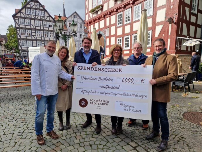 Von links: Jürgen Viehmeier und Lena Katharina Dippel vom Schwälmer Brotladen sowie Alexander Katzung (Stadtrat der Stadt Melsungen), Nicole Funck (Familienbeauftragte der Stadt Melsungen), Gerhard Schneider-Rose (Leiter des Bereichs Nordhessen von Slow Food Nordhessen e. V.) und Stefan Sippel (Beisitzer im Vorstand der Stiftung für ein kinder- und familienfreundliches Melsungen e. V.)