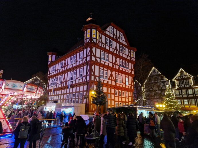 Das Melsunger Rathaus in festlichem Glanz – der Weihnachtsmarkt in Melsungen lädt mit funkelnden Lichtern und stimmungsvoller Atmosphäre zum Verweilen ein.